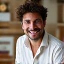 Portrait de Pierre Dubois, artiste pâtissier créatif.