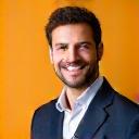 Portrait de Julien Bernard, directeur marketing, affichant un sourire confiant.
